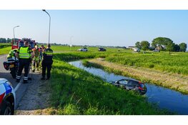 Bezorger eindigt in sloot na botsing met lantaarnpaal in Medemblik