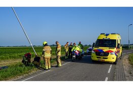 Bezorger eindigt in sloot na botsing met lantaarnpaal in Medemblik