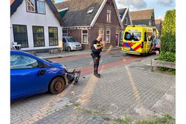 Automobilist en bezorgscooter in botsing gekomen op de Pieter Janszoon Jongstraat in Lutjebroek