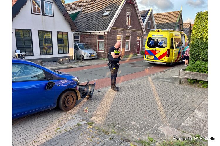 Automobilist en bezorgscooter in botsing gekomen op de Pieter Janszoon Jongstraat in Lutjebroek
