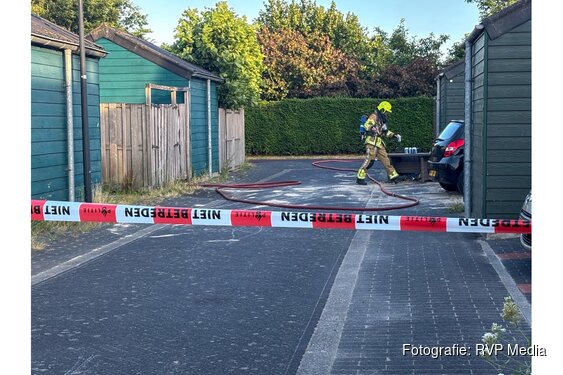 Fietsaccu in brand in schuurtje aan de Inlaagdijk in Zwaag