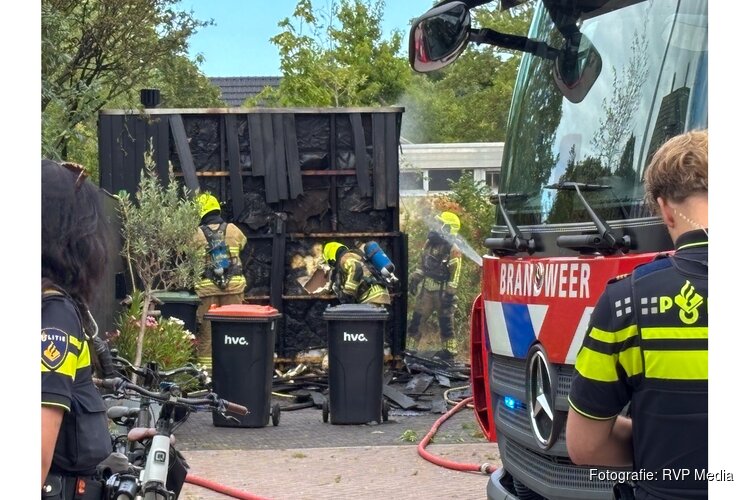 Brand in schuurtje door wegbranden onkruid aan het Krimperland in Andijk