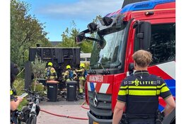 Brand in schuurtje door wegbranden onkruid aan het Krimperland in Andijk