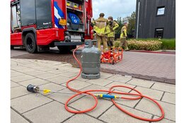 Brand in schuurtje door wegbranden onkruid aan het Krimperland in Andijk