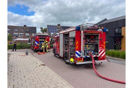 Brand in schuurtje door wegbranden onkruid aan het Krimperland in Andijk