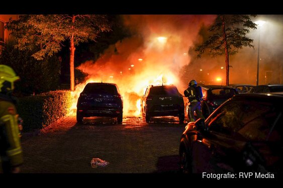 Twee auto’s door brand verwoest in Hoorn