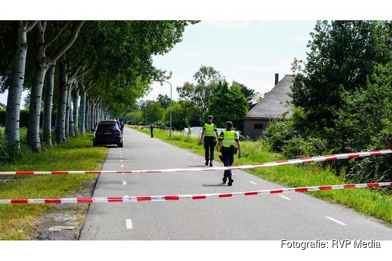 Politie verricht onderzoek na aantreffen overleden persoon in sloot