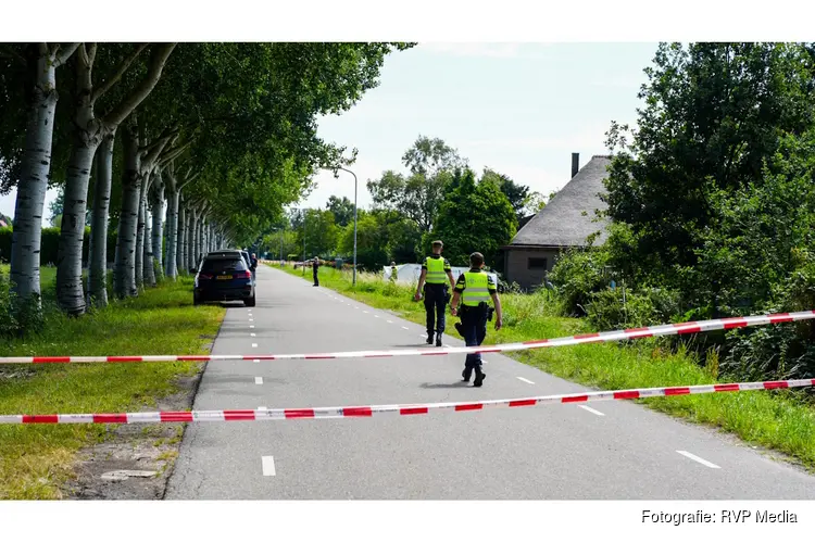Politie verricht onderzoek na aantreffen overleden persoon in sloot