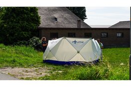 Politie verricht onderzoek na aantreffen overleden persoon in sloot