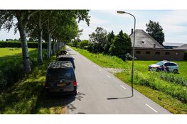 Politie verricht onderzoek na aantreffen overleden persoon in sloot