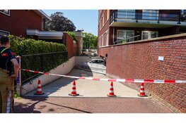 Auto rijdt dwars door garagedeur van appartementencomplex in Hoorn