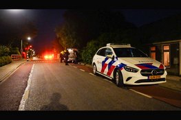 Automobilist botst tegen geparkeerde auto in Andijk en rijdt door