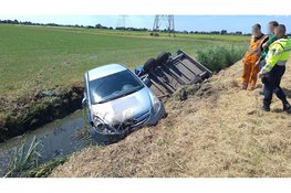 Auto plus aanhanger raakt te water langs N194