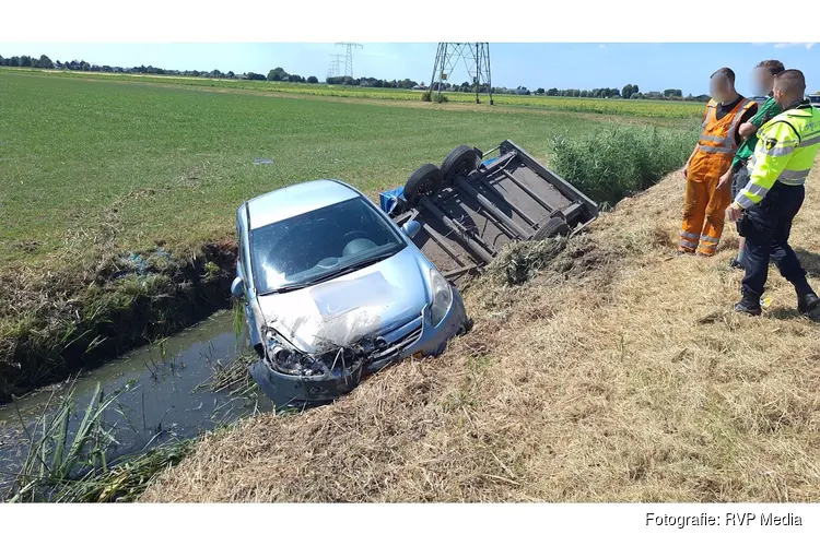 Auto plus aanhanger raakt te water langs N194