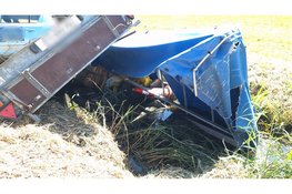 Auto plus aanhanger raakt te water langs N194