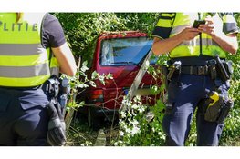 Bestelbusje rijdt door geluidswand op Provincialeweg, bestuurder met spoed naar ziekenhuis