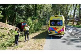Bestelbusje rijdt door geluidswand op Provincialeweg, bestuurder met spoed naar ziekenhuis