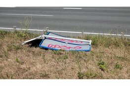 Bestelbusje rijdt door geluidswand op Provincialeweg, bestuurder met spoed naar ziekenhuis