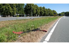 Bestelbusje rijdt door geluidswand op Provincialeweg, bestuurder met spoed naar ziekenhuis