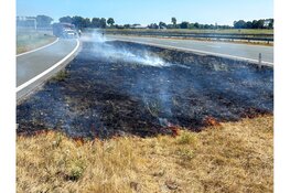 Forse bermbrand langs de Westfrisiaweg N307 in Westwoud, afrit enige tijd afgesloten