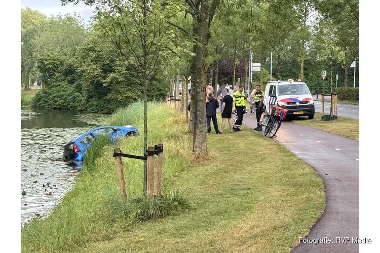 Auto te water op de Dirk Essenlaan in Grootebroek