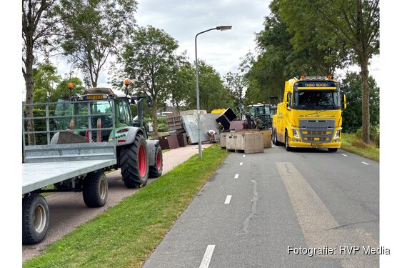 Zwaagdijk enige tijd afgesloten vanwege gekantelde wagen met tulpenbollen