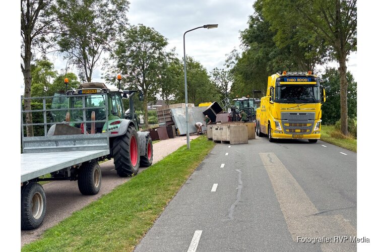 Zwaagdijk enige tijd afgesloten vanwege gekantelde wagen met tulpenbollen