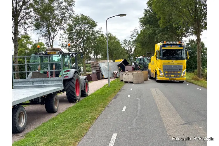 Zwaagdijk enige tijd afgesloten vanwege gekantelde wagen met tulpenbollen