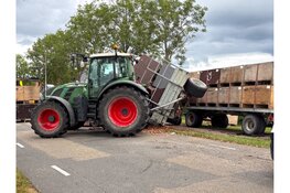 Zwaagdijk enige tijd afgesloten vanwege gekantelde wagen met tulpenbollen
