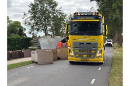 Zwaagdijk enige tijd afgesloten vanwege gekantelde wagen met tulpenbollen