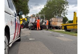 Zwaagdijk enige tijd afgesloten vanwege gekantelde wagen met tulpenbollen
