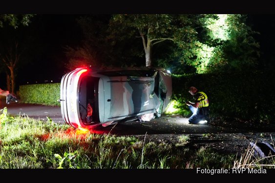 Auto botst tegen boom en komt op zijkant tot stilstand in Oostwoud