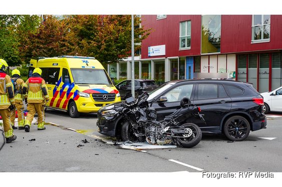 Motorrijder ernstig gewond na harde botsing op personenauto in Hoorn