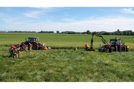 Trekker vat vlam tijdens maaiwerkzaamheden langs A7
