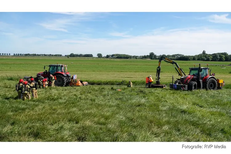Trekker vat vlam tijdens maaiwerkzaamheden langs A7