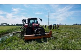 Trekker vat vlam tijdens maaiwerkzaamheden langs A7