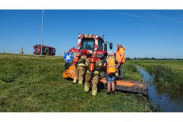 Trekker vat vlam tijdens maaiwerkzaamheden langs A7