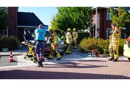 Jonge jongen op mountainbike bekneld onder personenauto De Goorn