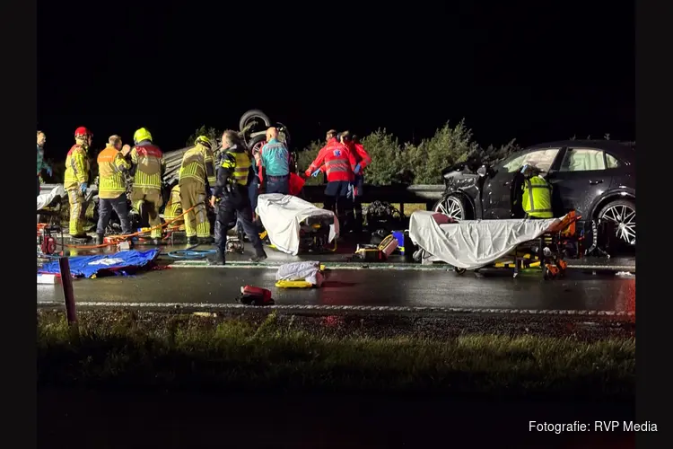Zeker drie doden door frontale botsing op dijk Lelystad-Enkhuizen