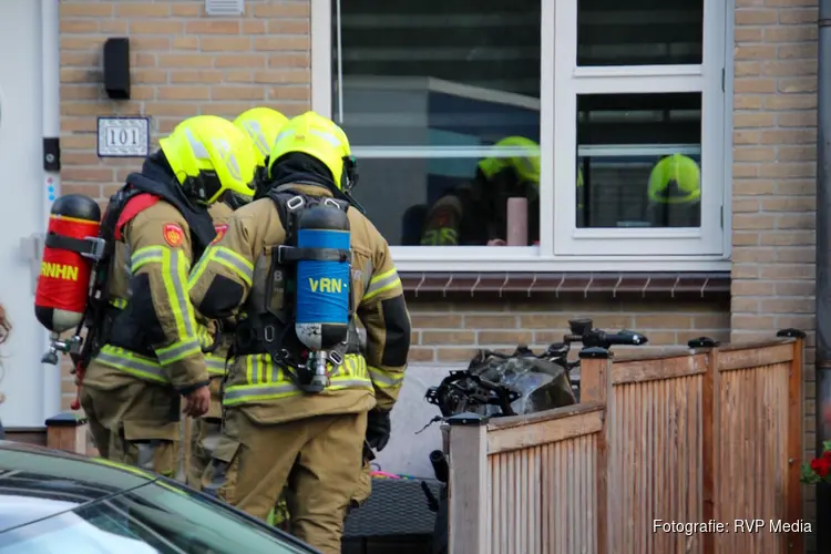 Motor uitgebrand in voortuin van woning Hoorn