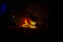 Twee auto’s volledig in lichterlaaie op parkeerplaats in Hoorn