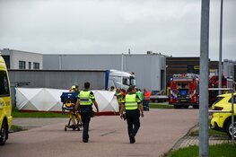 Dode en zwaargewonde bij bedrijfsongeval in Zwaag, veel hulpdiensten ter plaatse