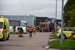 Dode en zwaargewonde bij bedrijfsongeval in Zwaag, veel hulpdiensten ter plaatse