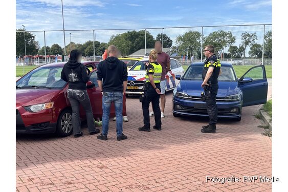 Aanrijding tussen twee auto’s op de Raadhuislaan in Grootebroek