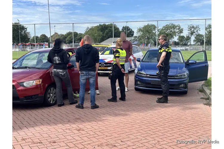 Aanrijding tussen twee auto’s op de Raadhuislaan in Grootebroek