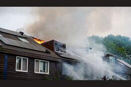 Grote brand in woning Zwaag, omliggende woningen ontruimd