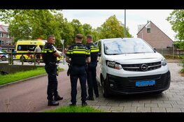 Fietser aangereden door taxibusje in Hoorn