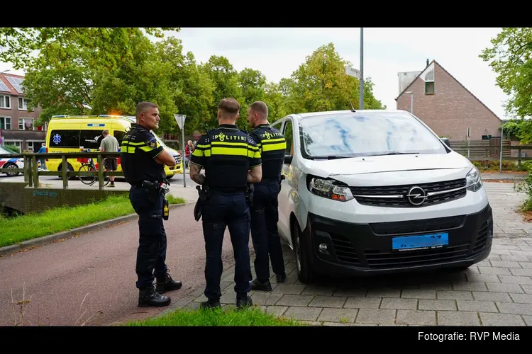 Fietser aangereden door taxibusje in Hoorn