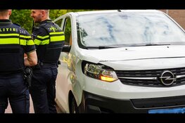 Fietser aangereden door taxibusje in Hoorn
