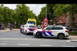 Fietser aangereden door taxibusje in Hoorn